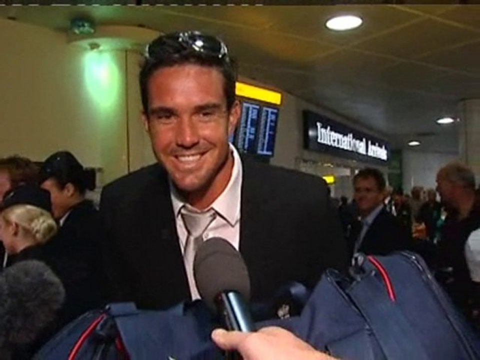 England cricket heroes return home