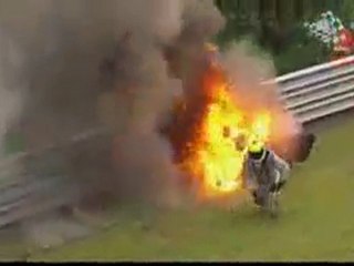 L'auto va a fuoco e il pilota riesce ad uscirne