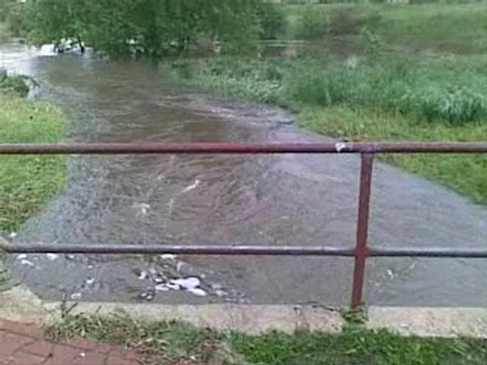 Potok Malczewski wystąpił z brzegów