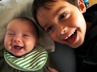 Maman fait la pitre, et Baptiste rigole!!!