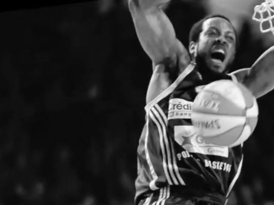 Dunk de Tommy Gunn sur Mickael Gélabale