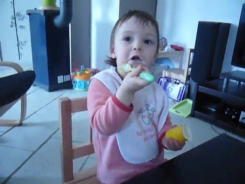 ma puce mange son yaourt toute seule