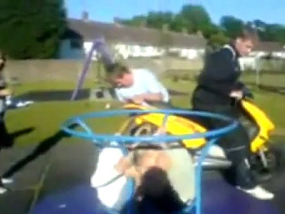 Due bionde sulla giostra