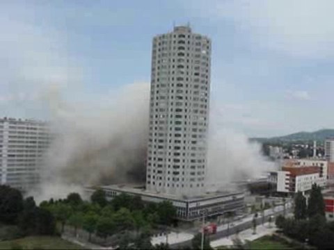 Démolition de la barre 220 à la Duchère