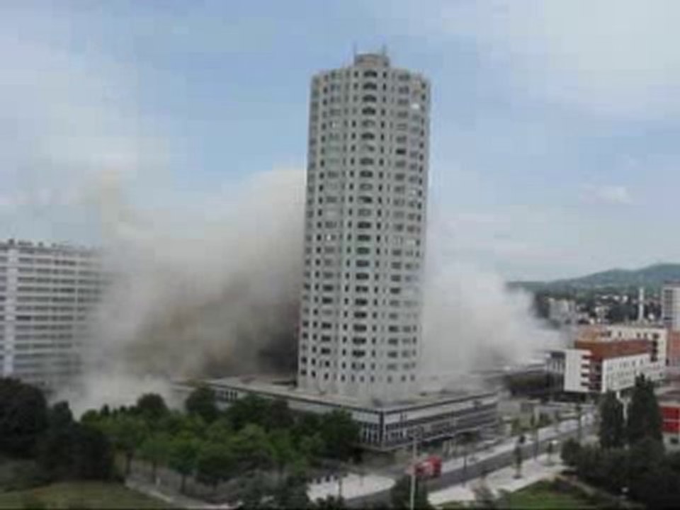 Démolition de la barre 220 à la Duchère