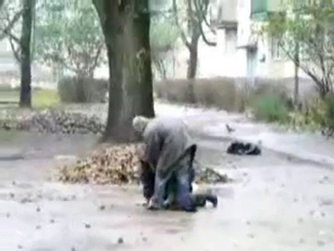 L'entraide entre deux hommes totalement ivres