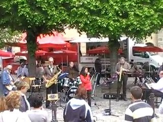 Assis sur le bord de la route par Margot et les CHHS Blues