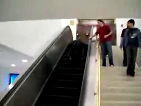 Fauteuil roulant dans un escalator