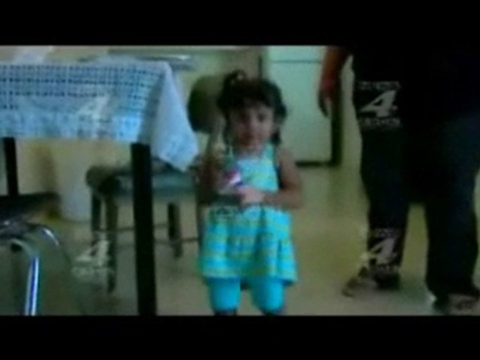 Bébé assis au milieu d'une route