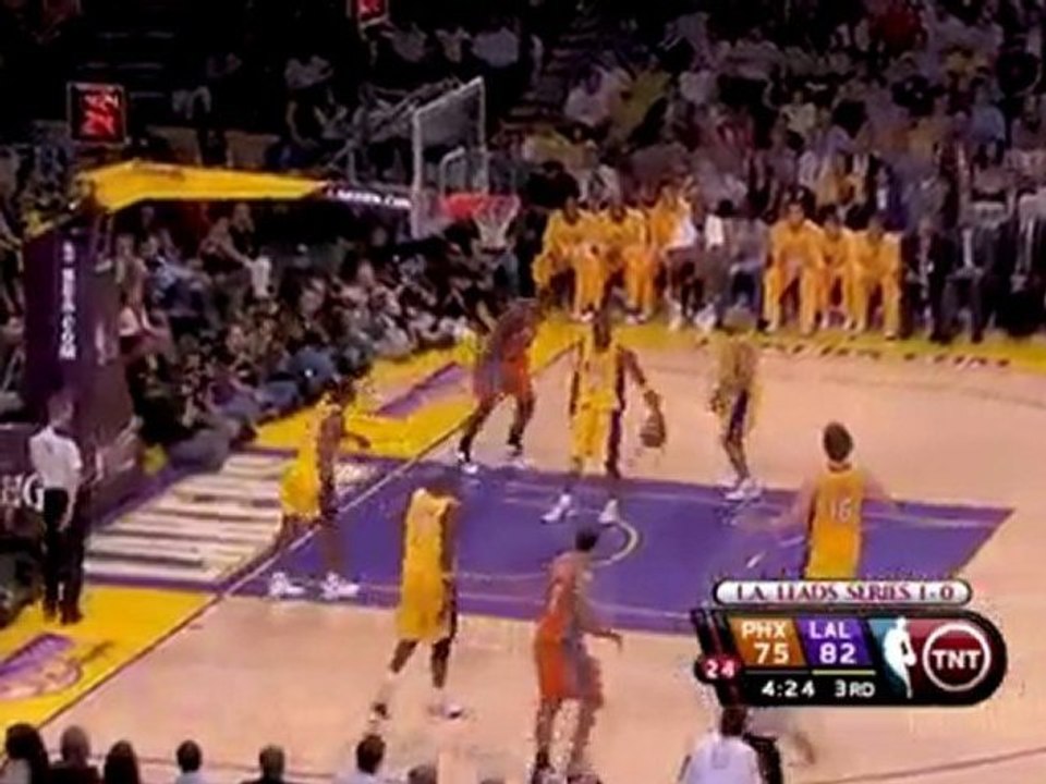 Amar'e Stoudemire  with a powerful slam.