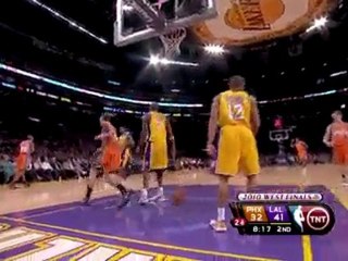 Louis Amundson blocks Lamar Odom's shot during the second qu
