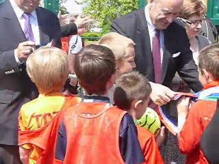 FROISSY : DISTRIBUTION DE RUBAN TRICOLORE AUX ENFANTS