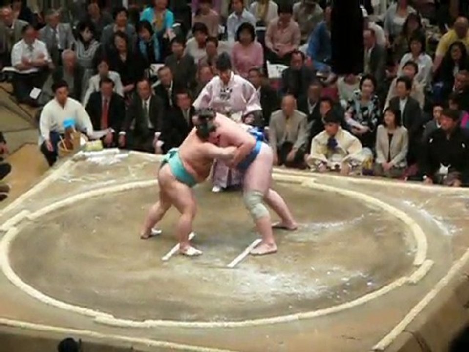 Sumo - tournoi de Tokyo (mai 2010) 3 : Miyabiyama vs Baruto