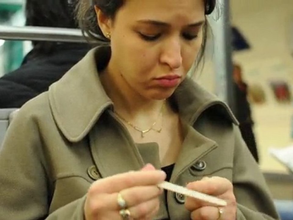 les mains d'une femme dans le métro