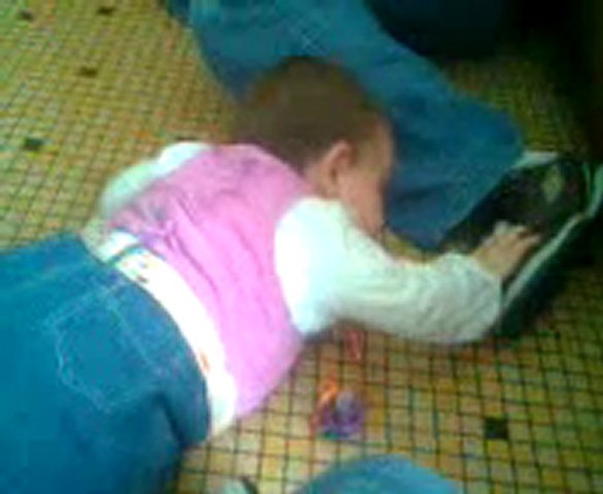 Lana Fait  du 4 pattes..