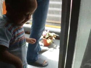 Kilian qui aide a etendre le linge