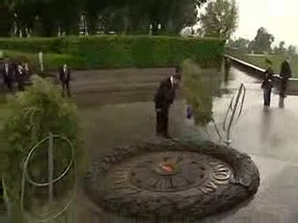 Le président ukrainien chahuté par le vent