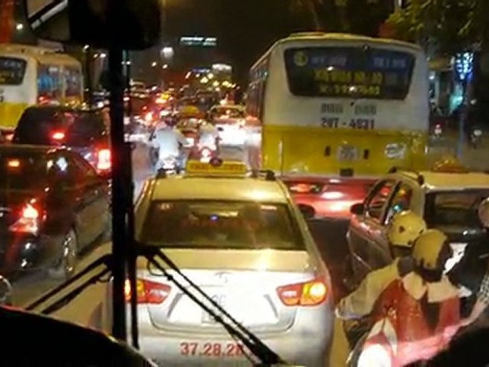 VIETNAM circulation dans les rues de Hanoï