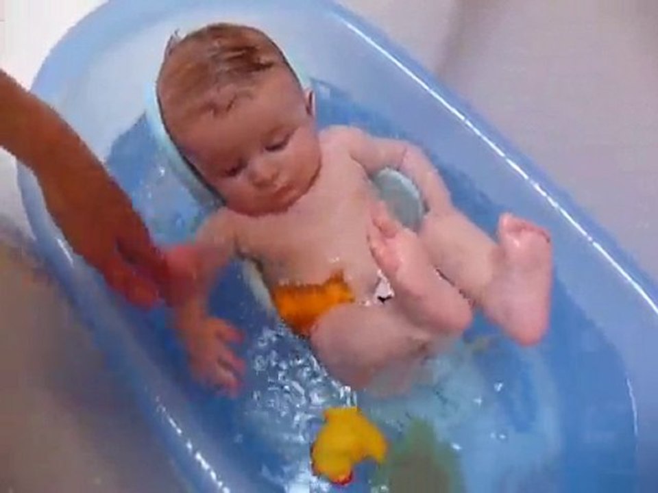 Jules dans son bain après balade mamie...18 mai VERSION2