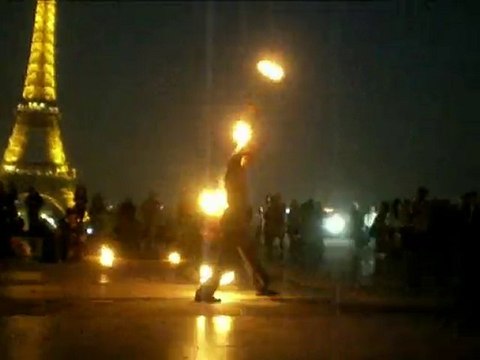 Jongleur de feu au trocadéro, A juggler show at trocadero