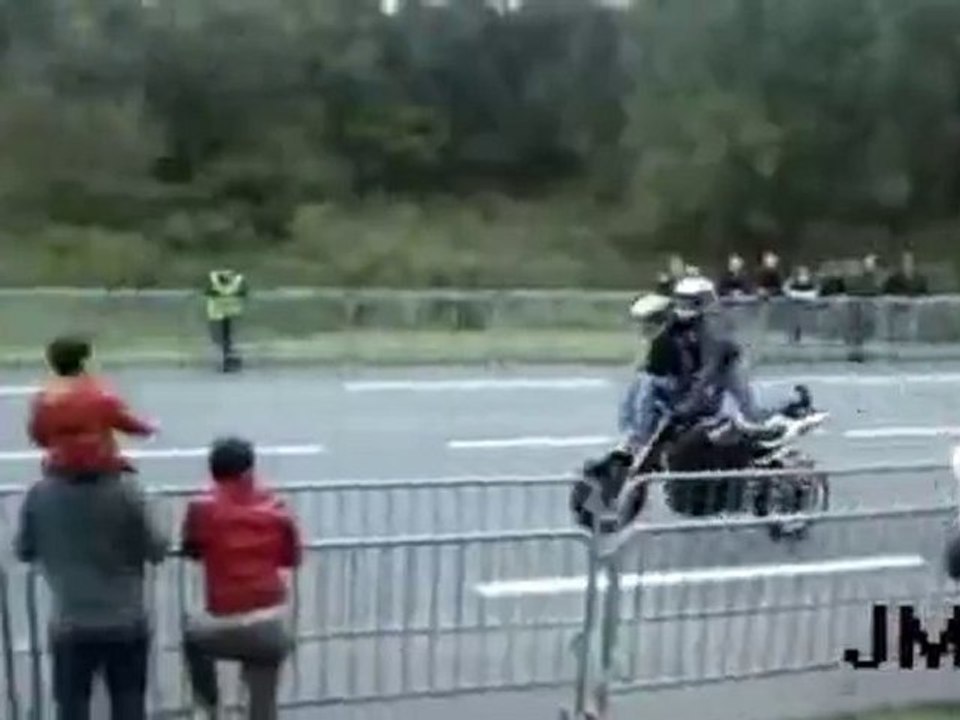 Un motard veut faire une roue