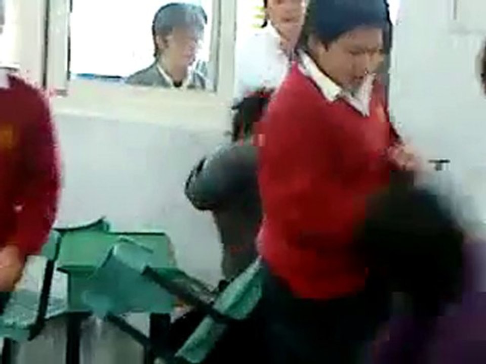 圍毆？