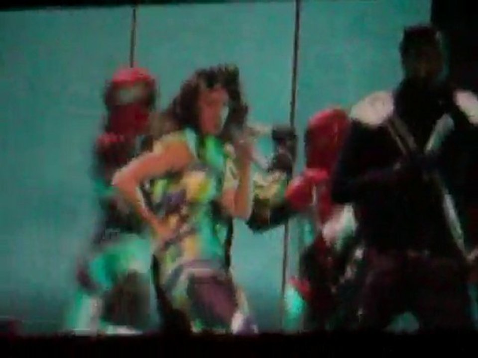 BLACK EYED PEAS "my humps" LIVE PARIS BERCY 20 MAY