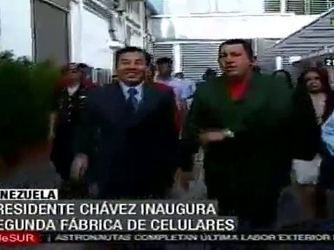 Inaugura Chávez segunda fábrica de celulares venezolanos