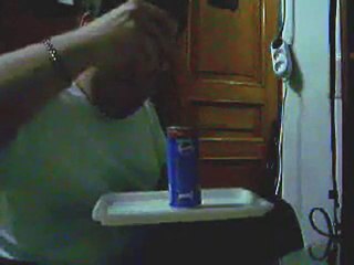 Abruti tente d'ouvrir une canette de Pepsi