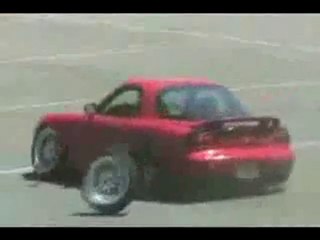 Voiture sportive perd ses roues