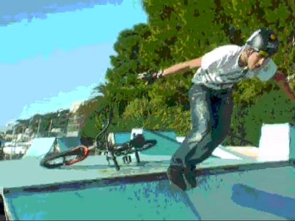 Mikael Skull en BMX au skate park de Monaco