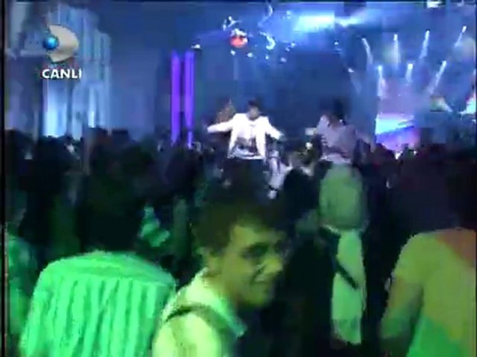 Murat Boz - Her Şeyi Yak 2010 Beyaz Show  www.akgulfm.com