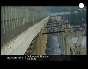 Un pont distordu par le vent en Russie