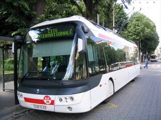 bus,metro,tram derriere les cabines 7