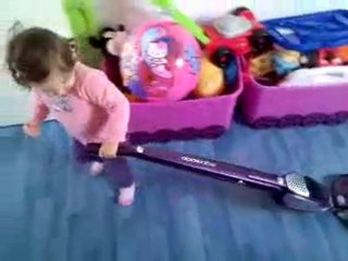 Lylou et l'aspirateur