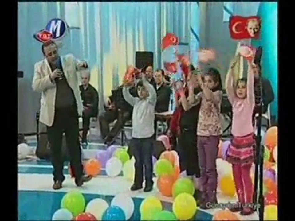 DEPREM ŞARKISI 23 NİSAN TRT CANLI YAYIN GÖKHAN ŞEN ÇOCUK