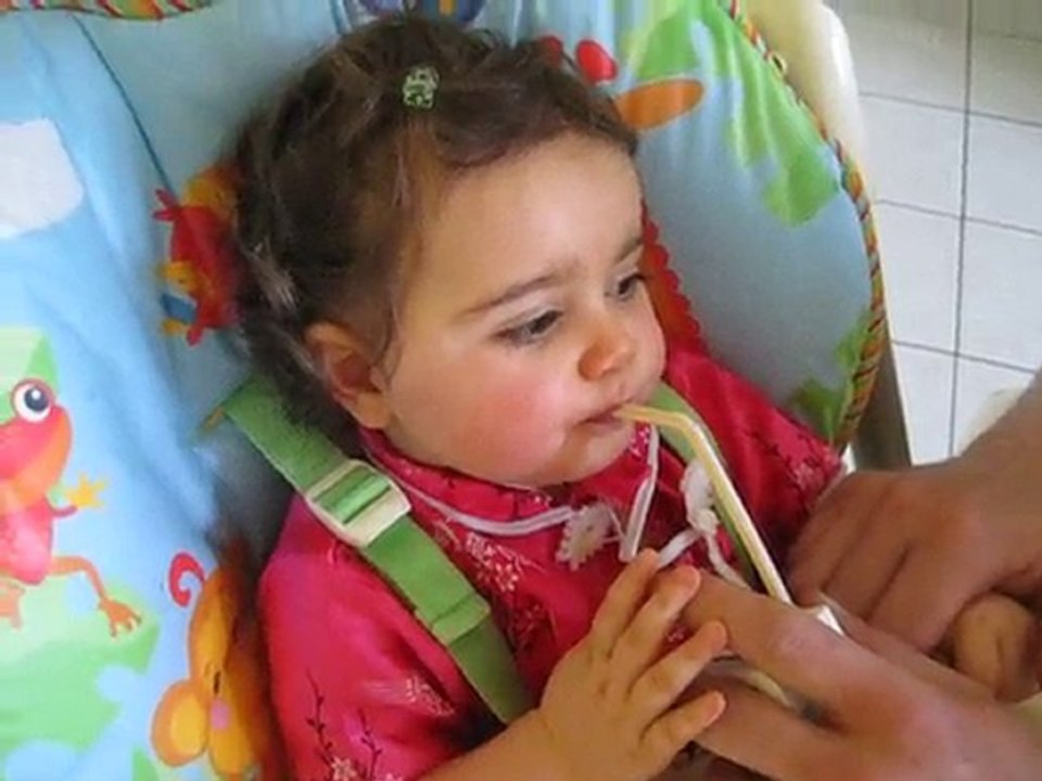 ma fille boie a la paille