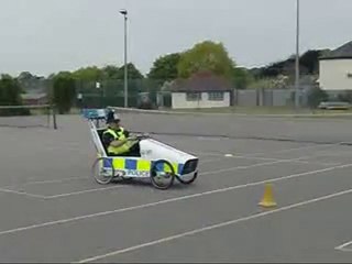Voiture de police à pédales en Angleterre !