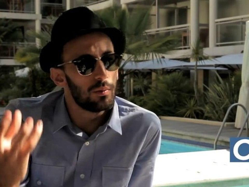 Cannes 2010 : JR explique "Women are heroes" part 1