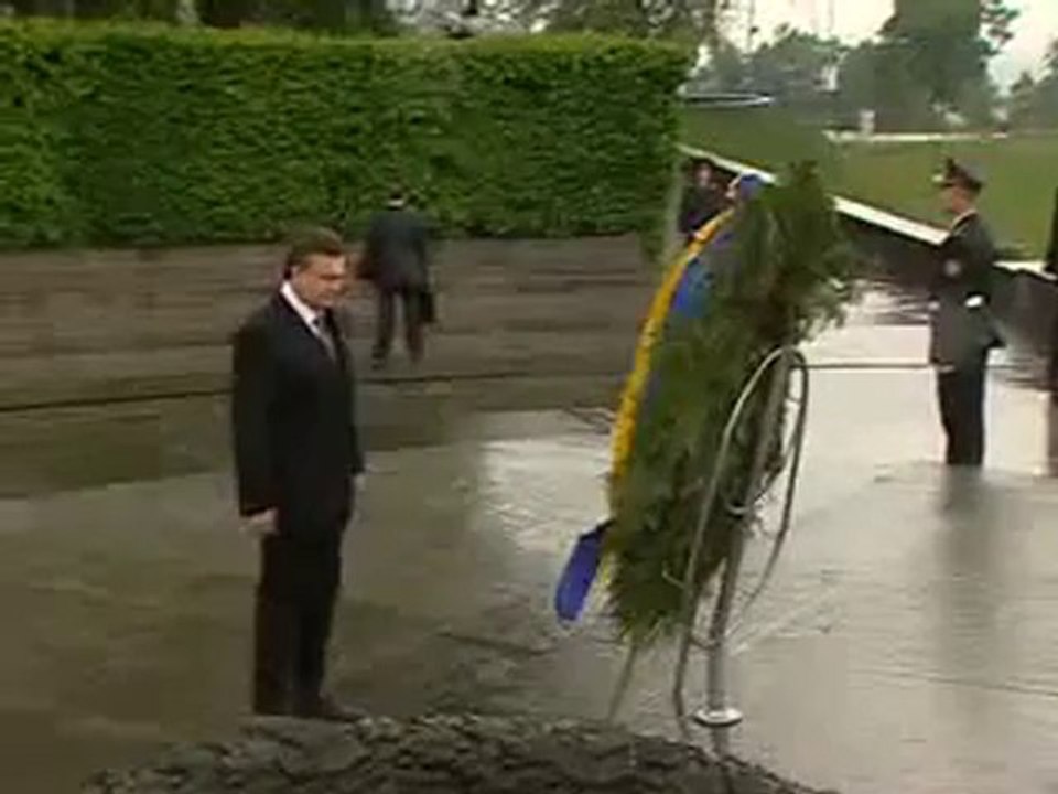 Président ukrainien qui se prend une gerbe pleine tête