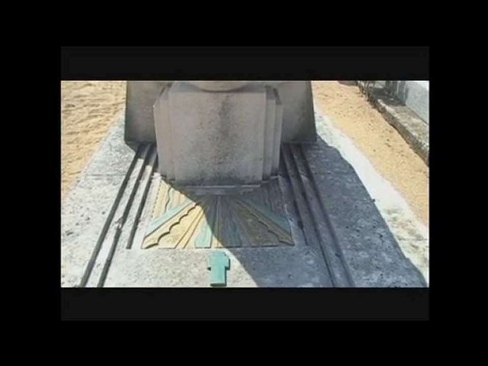 sculteur Louis Lourioux sa tombe à Foécy