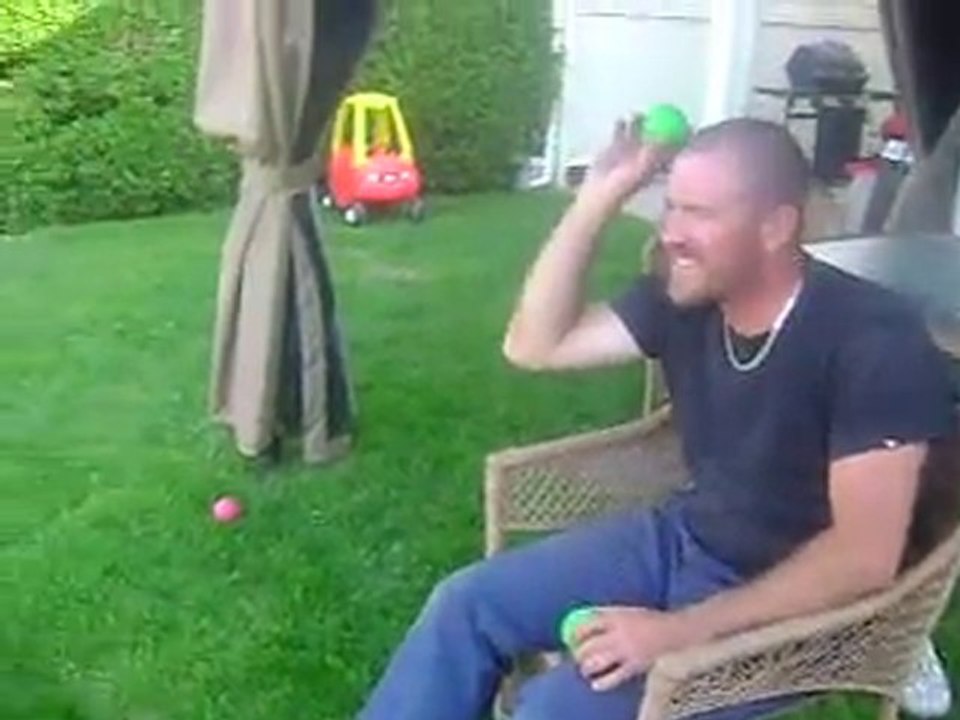 nathan qui joue au baseball avecv grand-mere