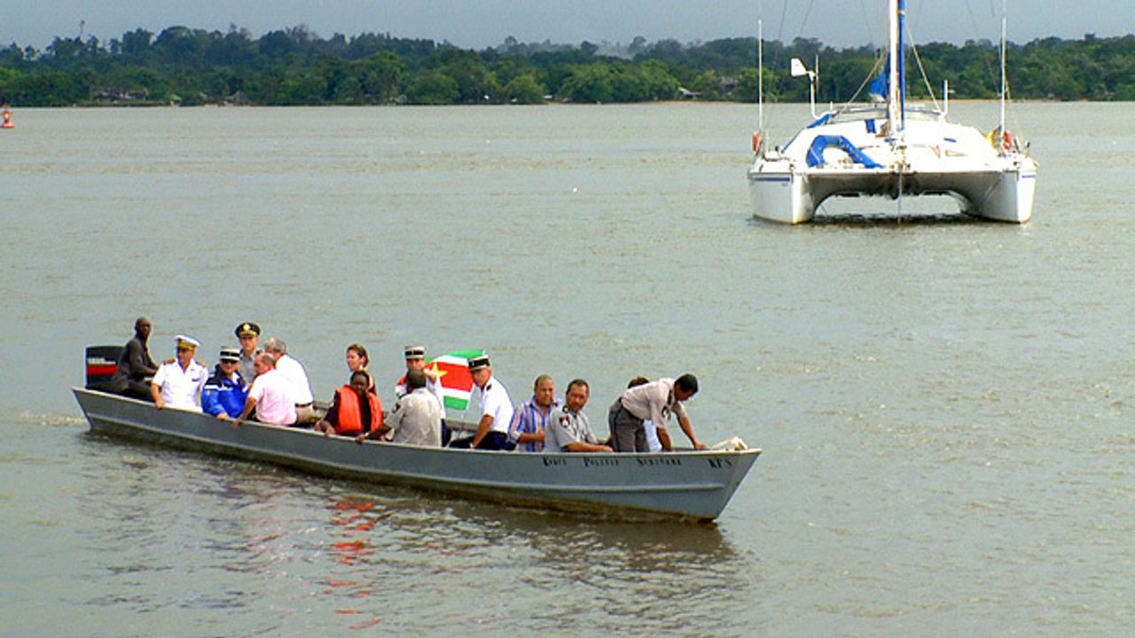 Les autorités française offrent une pirogue à leur homologue