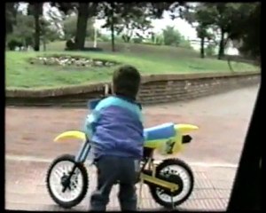 Erwin Alfredo Moreno con la Moto