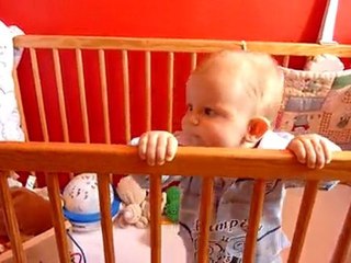 20100605 Romain debout dans son lit