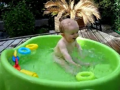 20100605 Romain dans sa piscine Merignac