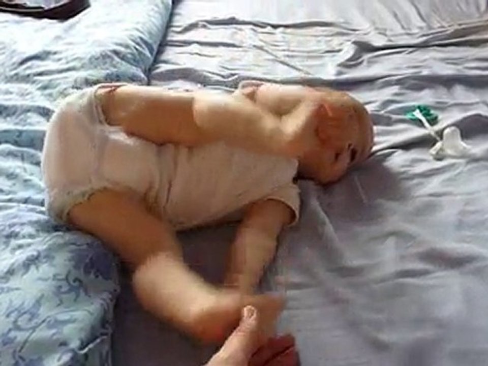 Bastien se retourne sur le dos 5 juin 10