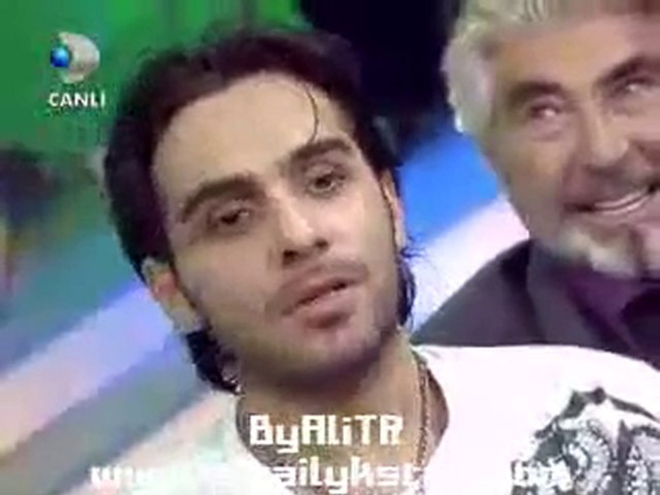 Beyaz Show - İsmail YK Helyum Gazı Çekerken ;)