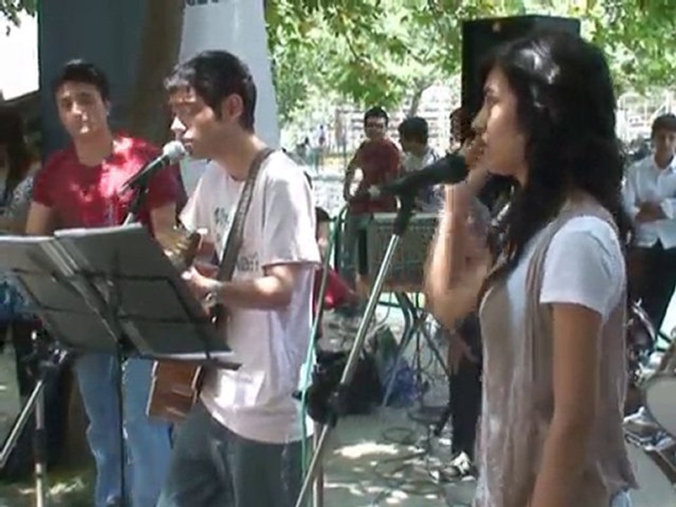 LİSELİ GENÇLERİN SOKAK KONSERİ İLGİ UYANDIRDI...