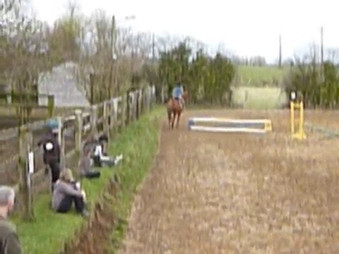 Une porte ouverte des écuries... Violente !